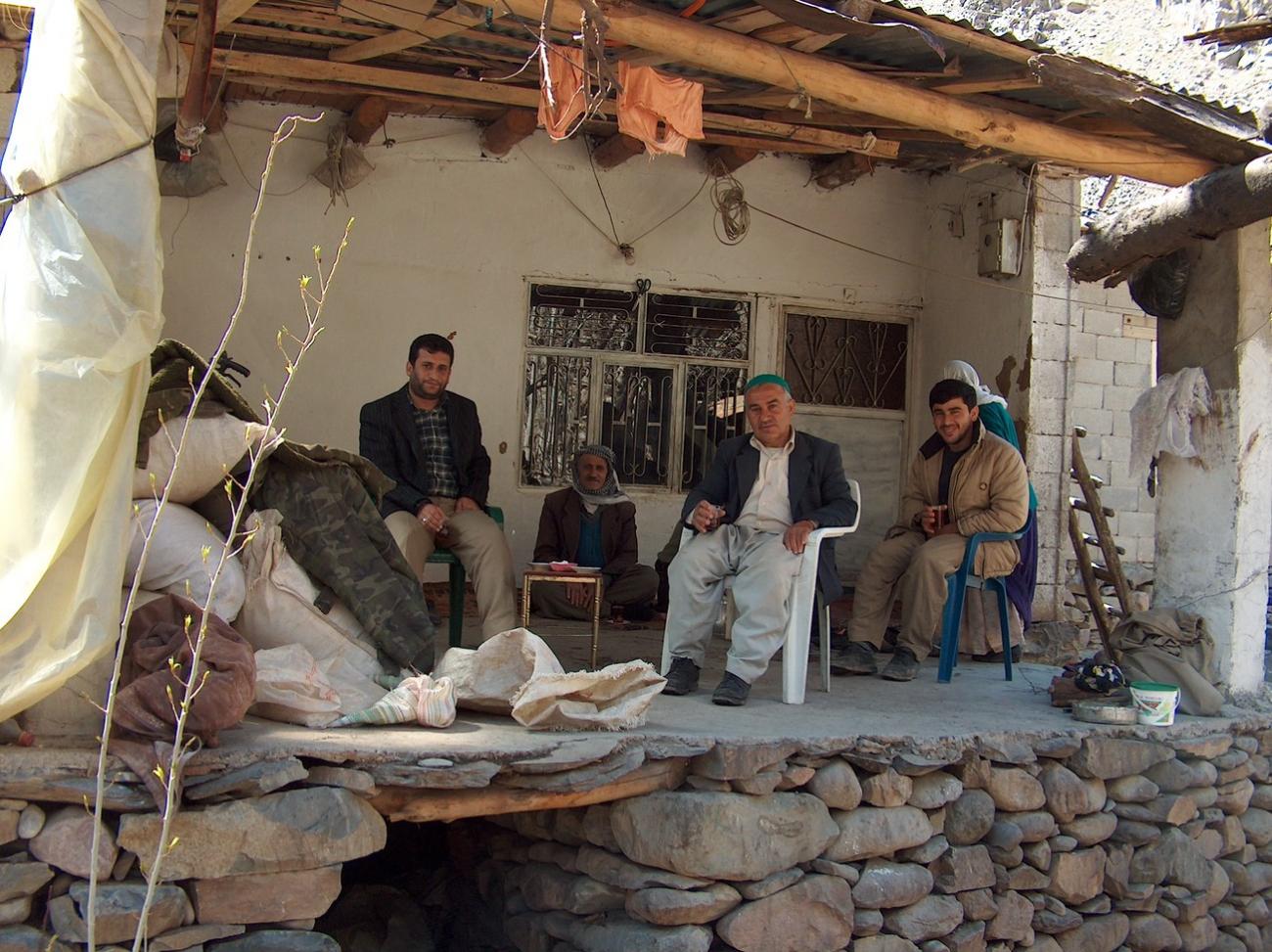 Drinking tea while listening to narratives. Olgunlar (April 2005)