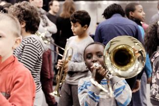 Kids playing at DEMOS (pic. Jef Rabillon)